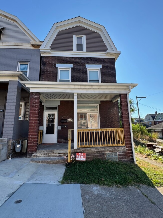 612 Main St, Unit 1 in East Pittsburgh, PA - Building Photo - Building Photo