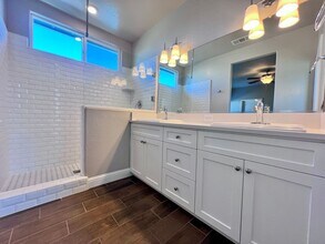 4093 Rialto Ave in Clovis, CA - Foto de edificio - Building Photo
