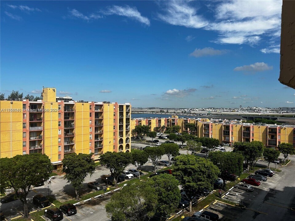4717 NW 7th St in Miami, FL - Building Photo