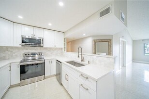 13810 Oneida Dr in Delray Beach, FL - Building Photo