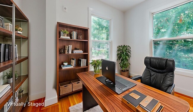 21 Regent Cir, Unit 3 in Brookline, MA - Foto de edificio - Building Photo