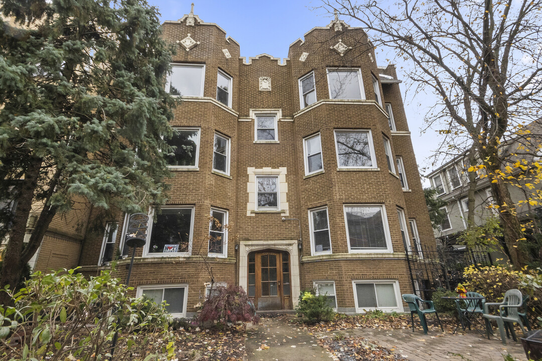 1135 W Farwell Ave in Chicago, IL - Building Photo