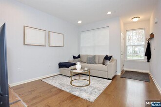 4 Masterson Ct in Waldwick, NJ - Building Photo - Building Photo