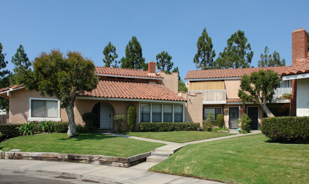 Harbor Bluffs Apartments in Huntington Beach, CA - Foto de edificio