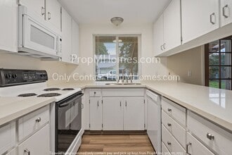 2735 NE Grant St in Hillsboro, OR - Building Photo - Building Photo