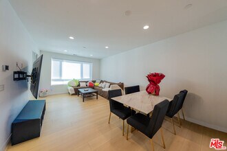 13107 W Lumina Way in Los Angeles, CA - Building Photo - Building Photo