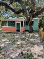 784 Oak St in Fort Myers Beach, FL - Building Photo