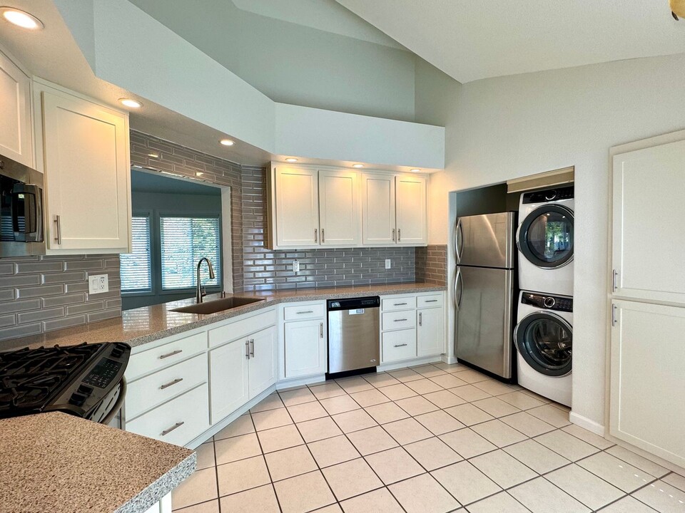 2076 Stonefield Ln in Santa Rosa, CA - Building Photo
