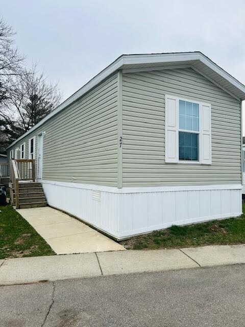 27 W Manor St in Oxford, MI - Building Photo