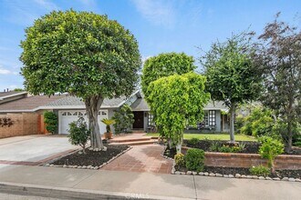 24031 Olivera Dr in Mission Viejo, CA - Foto de edificio - Building Photo