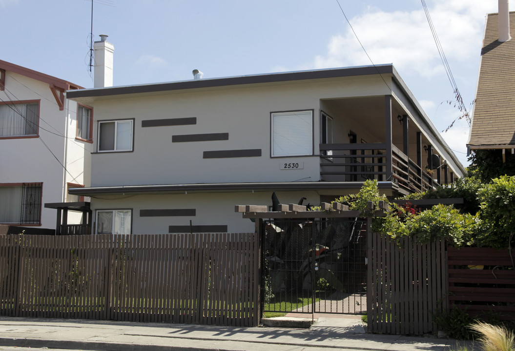 2530 Fruitvale Ave in Oakland, CA - Building Photo