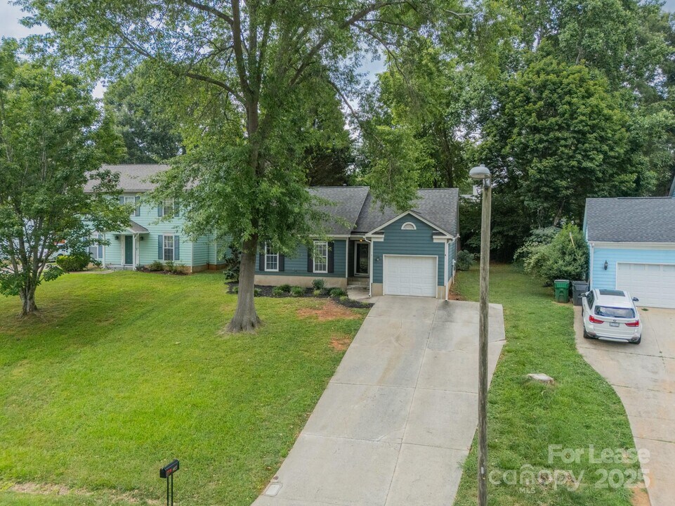 8027 Sherington Way in Charlotte, NC - Building Photo