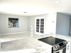 354 NW 42nd St in Boca Raton, FL - Foto de edificio - Building Photo