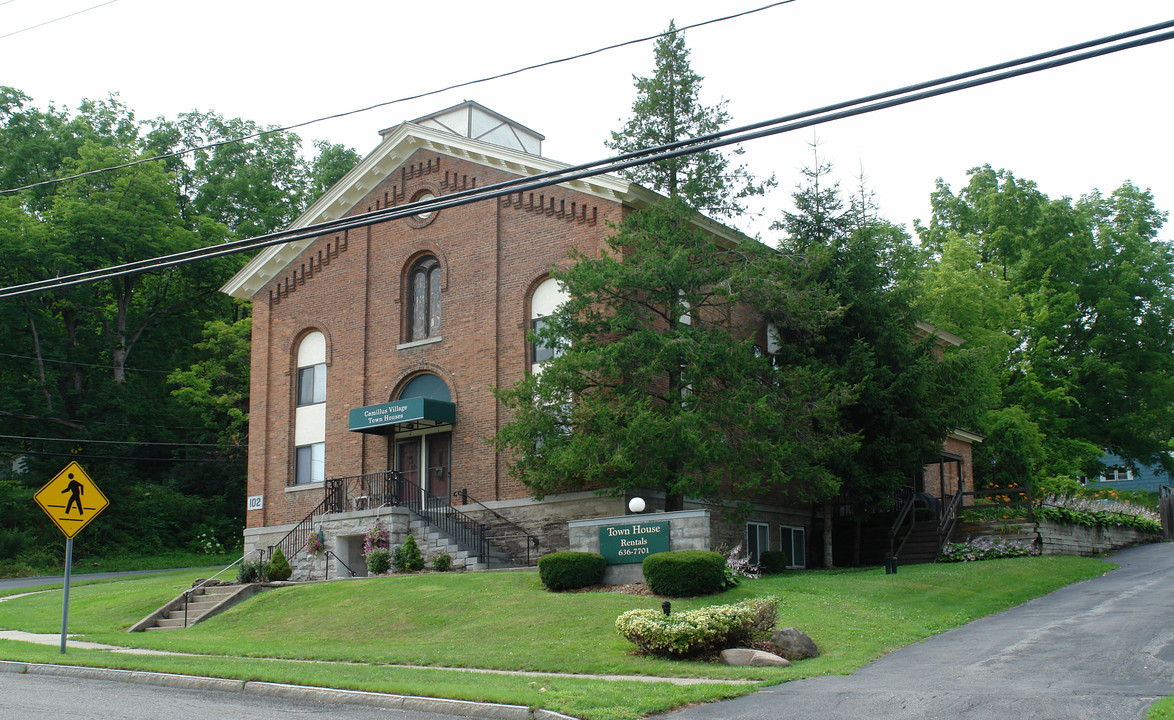 102 W Main St in Camillus, NY - Building Photo