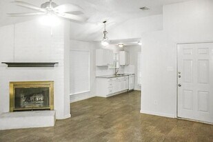 3835 Brookwind Dr in La Porte, TX - Building Photo