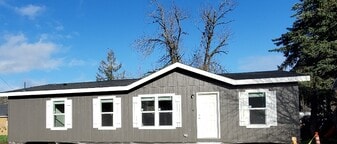 1130 E Chamberlain Ave in Cottage Grove, OR - Building Photo