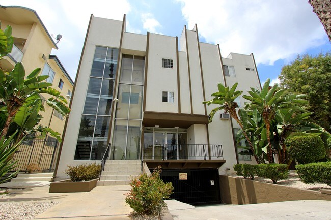 1731 N Normandie Ave in Los Angeles, CA - Foto de edificio - Building Photo