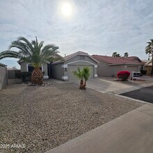 11606 W Grapefruit Ct in Surprise, AZ - Building Photo - Building Photo