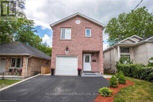 17 Sterling St in London, ON - Building Photo