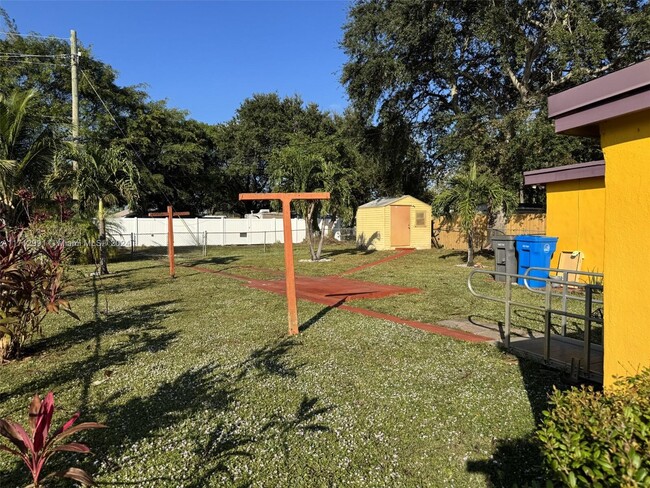 3913 SW 28th St in West Park, FL - Building Photo - Building Photo