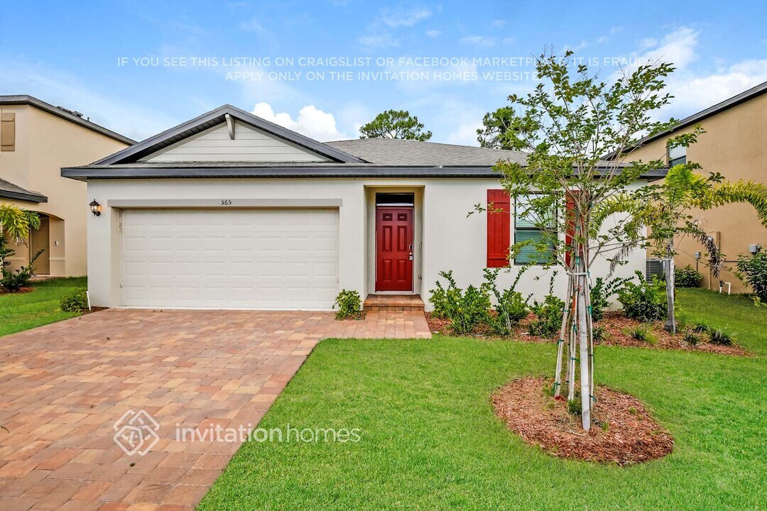565 Seaspray Dr in Fort Pierce, FL - Building Photo