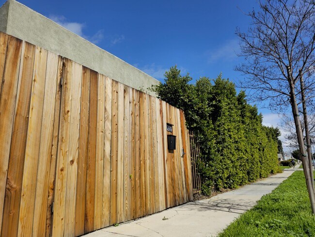 2711 W 60th St in Los Angeles, CA - Building Photo - Building Photo