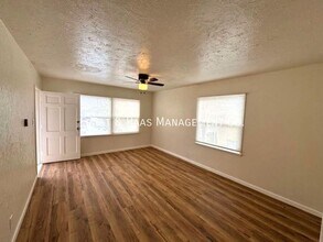 932 Gardenia Ave in Long Beach, CA - Building Photo - Building Photo