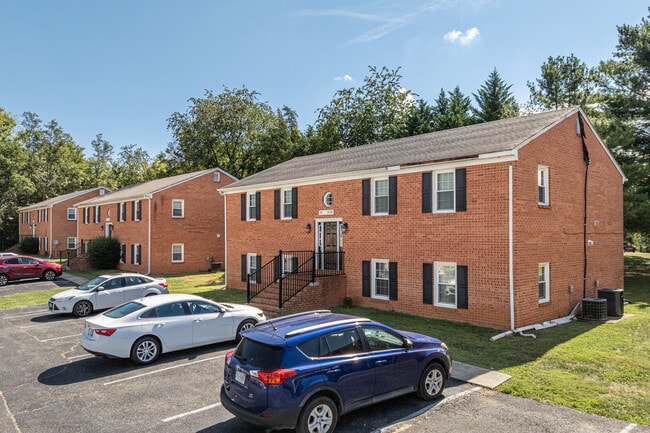 Cardinal's Crest Apartments in Lynchburg, VA - Building Photo - Building Photo