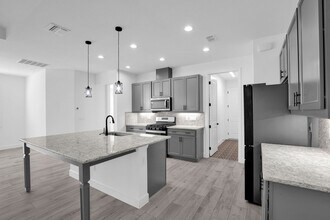 207 Hang Loose Wy in Daytona Beach, FL - Foto de edificio - Building Photo