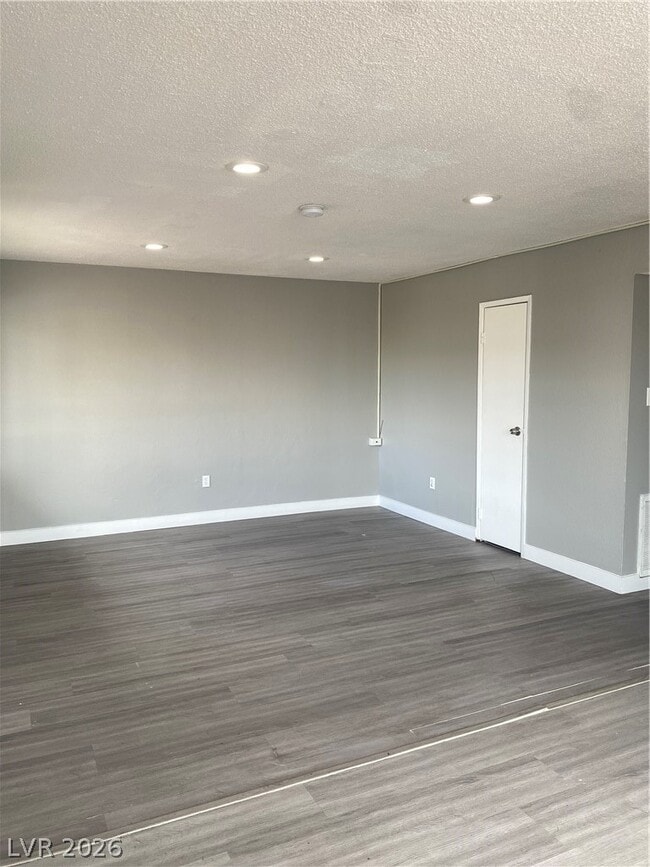 1089 E Desert Inn Rd in Las Vegas, NV - Building Photo - Building Photo