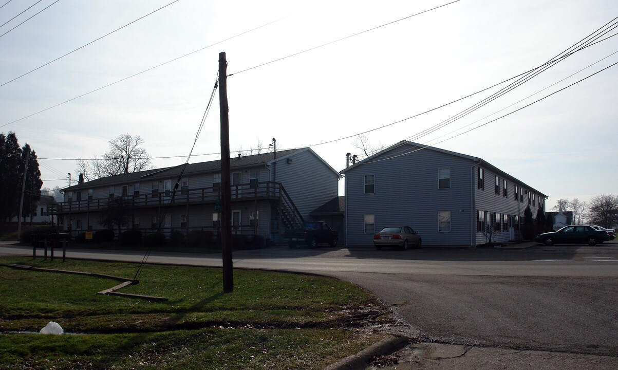 1100 12th Ave in Vienna, WV - Building Photo