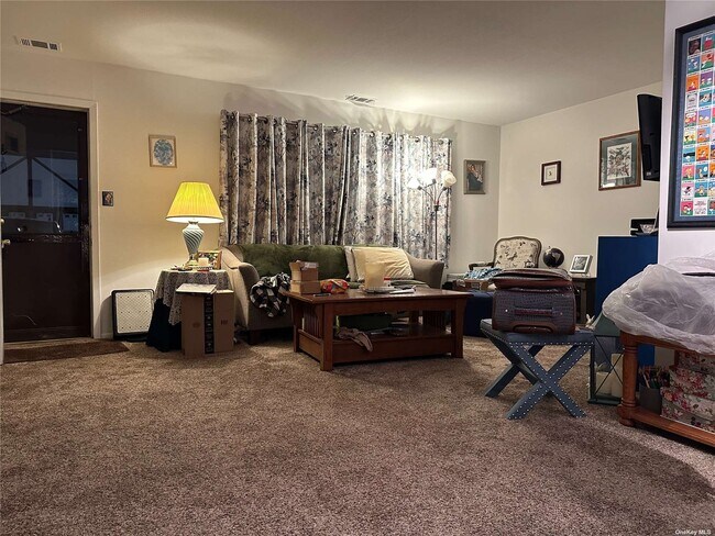 88 Bailey Ct in Middle Island, NY - Building Photo - Building Photo