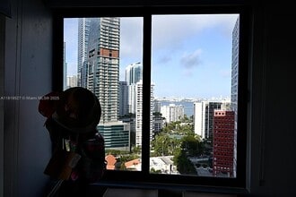 1581 Brickell Ave, Unit 1807 in Miami, FL - Foto de edificio - Building Photo