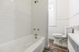 657 W King St, Unit Apt. 2 in York, PA - Foto de edificio - Building Photo