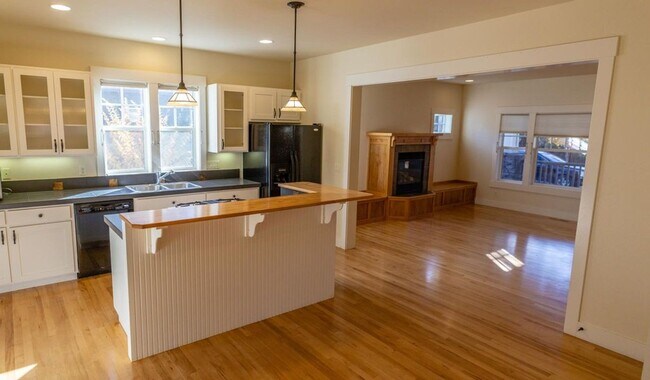 1690 N W Lepage Pl in Bend, OR - Building Photo - Building Photo