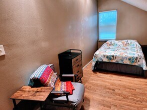 10045 Woodland Village Dr in Austin, TX - Building Photo - Building Photo