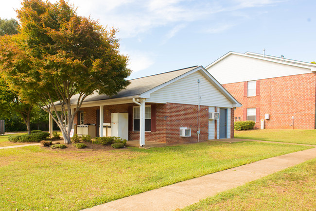 Dakota Apartments in Tuscaloosa, AL - Building Photo - Building Photo