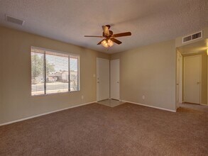 651 E Glade Ave in Mesa, AZ - Foto de edificio - Building Photo