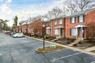 Gardiner Lake in Louisville, KY - Building Photo - Building Photo