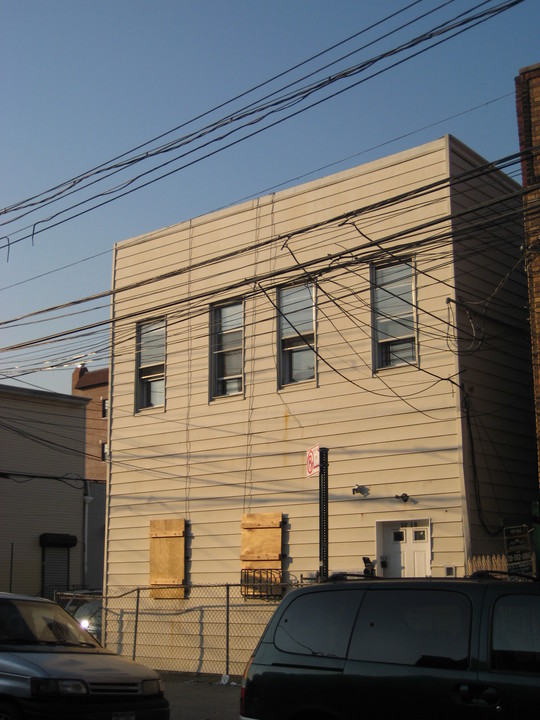 5218 103rd St in Corona, NY - Building Photo