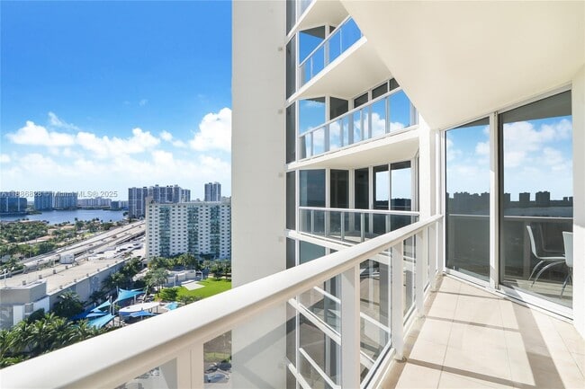 19333 Collins Ave in Sunny Isles Beach, FL - Building Photo - Building Photo