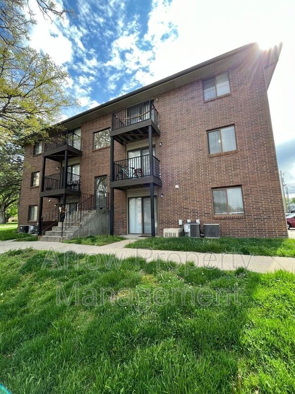 property at 3405 Holdrege St