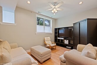 1446 W Pensacola Ave, Unit 1st in Chicago, IL - Foto de edificio - Building Photo