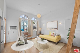 1341 Lilac Terrace in Los Angeles, CA - Building Photo - Building Photo