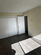 Jordan Tropicana Apartments in Canoga Park, CA - Foto de edificio - Building Photo