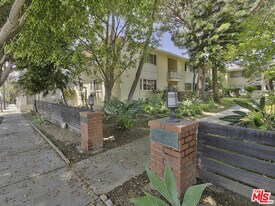 1219 N Crescent Heights Blvd in West Hollywood, CA - Building Photo