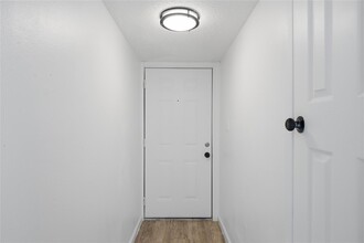 2705 Windswept Cove, Unit 101 in Austin, TX - Foto de edificio - Building Photo