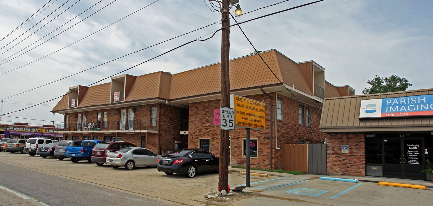 601-615 E Judge Perez Dr in Chalmette, LA - Building Photo