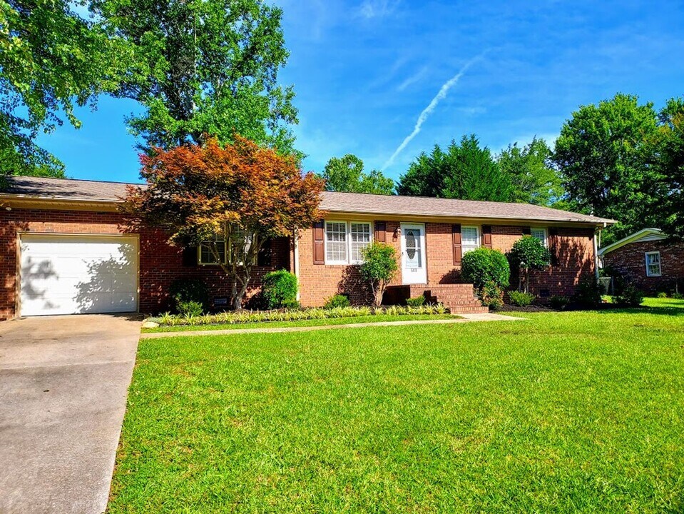 609 Roosevelt Dr in Easley, SC - Building Photo
