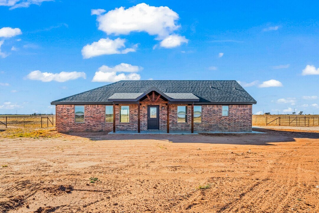 317 North F M 789 in Slaton, TX - Building Photo